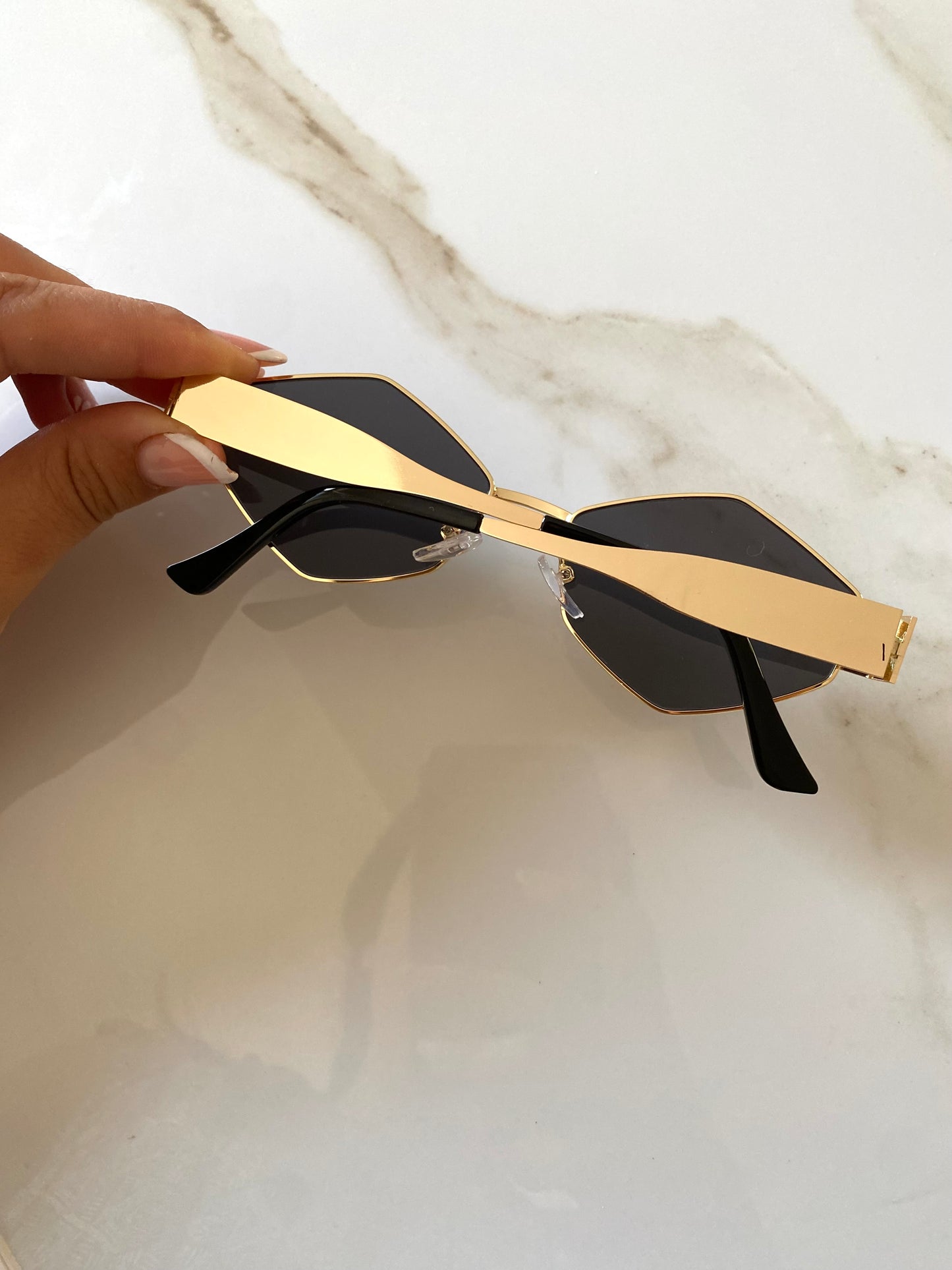 Occhiali da sole uomo donna “BABI” montatura oro e lenti nere